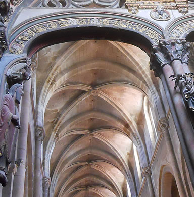 Nave central de la Catedral de Orense con su  b&oacute;veda de crucer&iacute;a cuatripartita sencilla