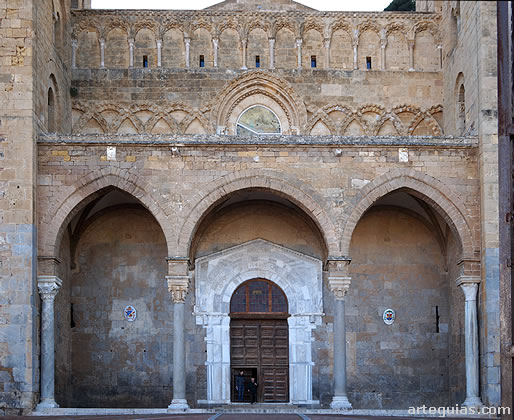 Po&acute;rtico que antecede a la fachada de la iglesia catedralicia