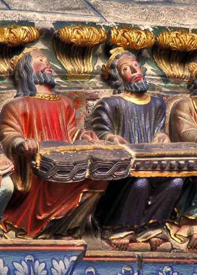 Dos de los ancianos de la Apocalipsis tocando un organistrum