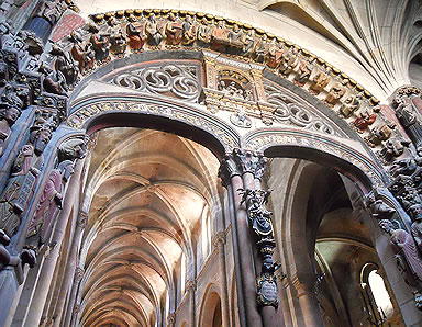 P&oacute;rtico del Para&iacute;so: arco central alineado con la nave principal