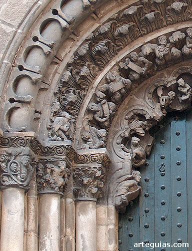 Detalle de las arquivoltas de la puerta meridional