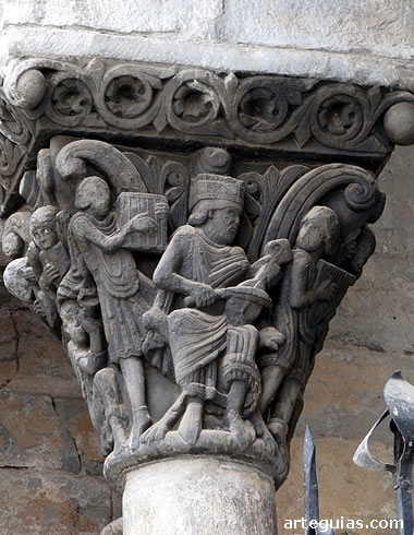 R&eacute;plica del capitel del Rey David, m&uacute;sico