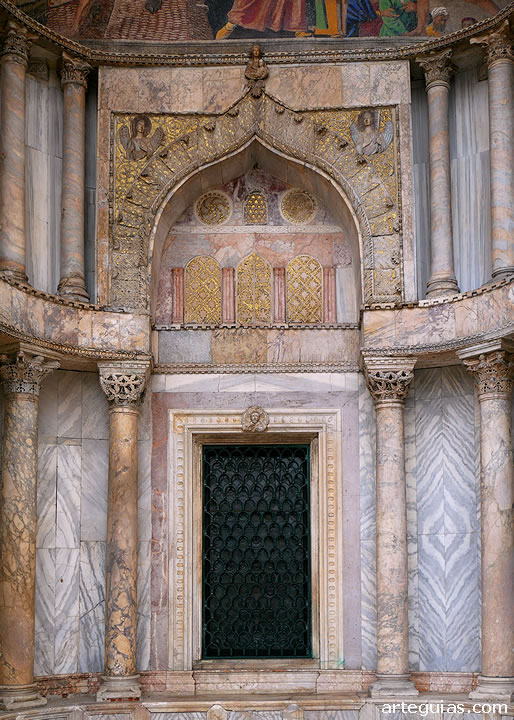 Decoraci&oacute;n oriental en la fachada de San Marcos de Venecia