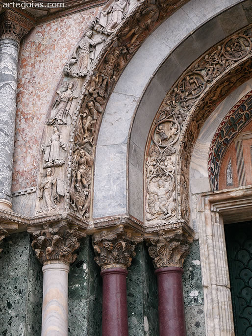 Portada con relieves rom&aacute;nicos y g&oacute;ticos