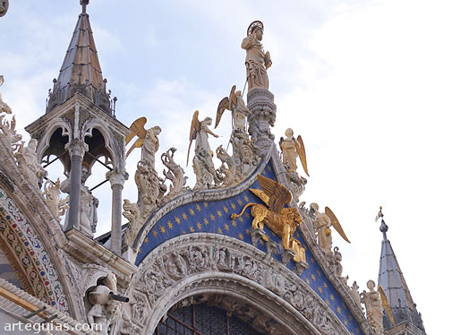 Remate superior de la fachada principal con San Marcos y el le&oacute;n