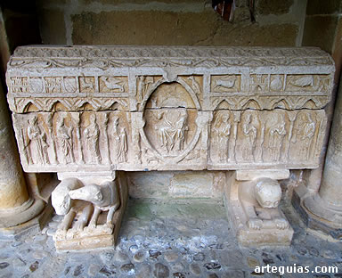 Detalle del Sepulcro del Caballero Peregrino, en el claustro