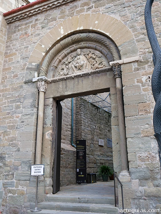 Puerta rom&aacute;nica de acceso al claustro