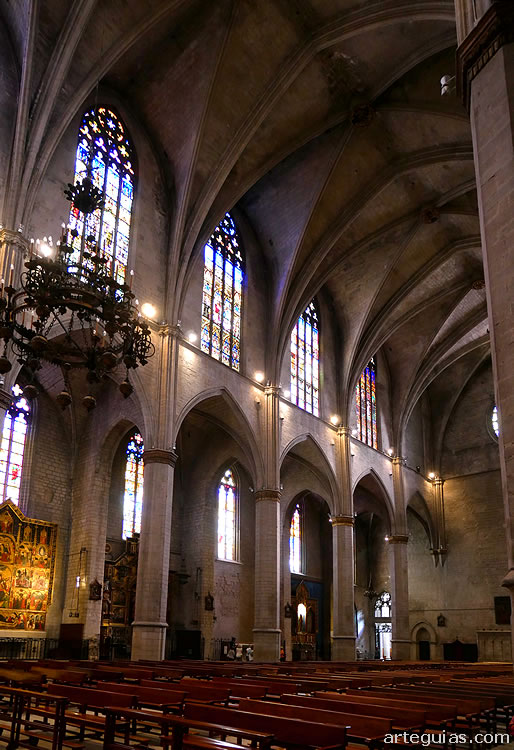 Naves con arcos y b&oacute;vedas de la Seu de Manresa