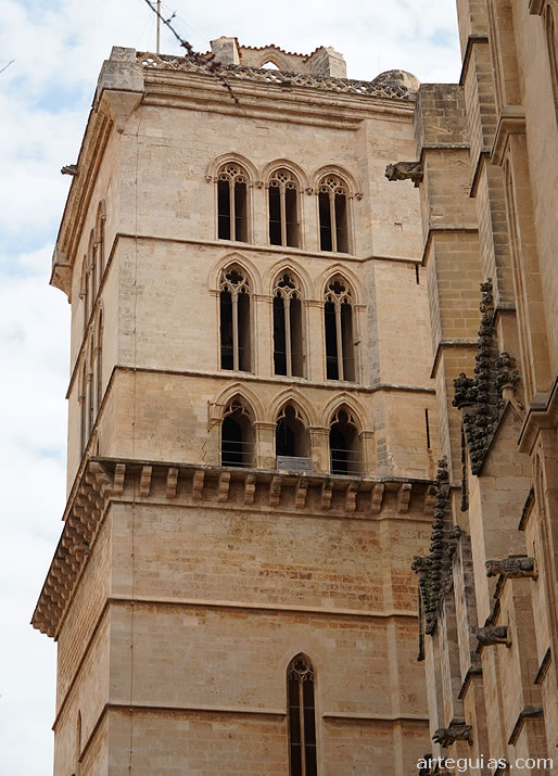 Torre campanario g&oacute;tico de la catedral