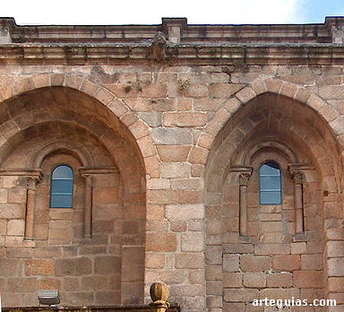 Desde fuera se pueden ver los ventanales de iluminaci&oacute;n de la nave central