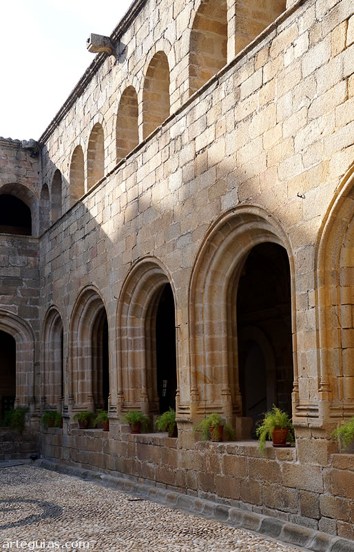 Claustro del Convento de San Benito. Alc&aacute;ntara