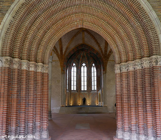 Convento de los Jacobinos de Toulouse: puerta de entrada a la sala capitular