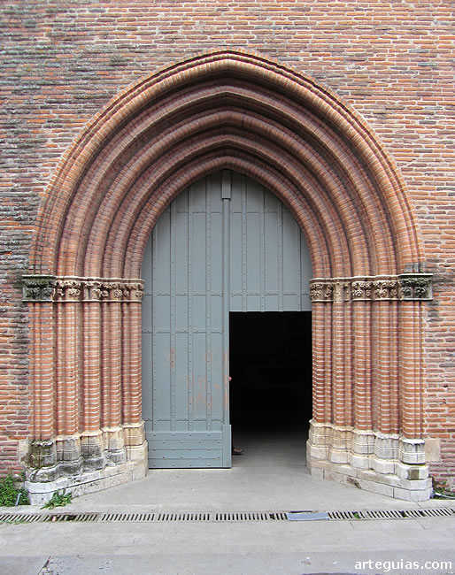 Puerta sur de la iglesia del Convento de los Jacobinos de Toulouse, Francia