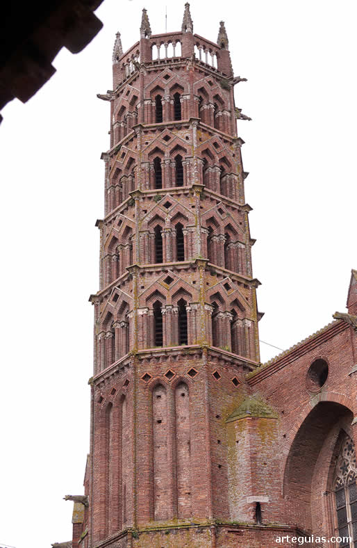 Espectacular torre-campanario con arcos en mitra