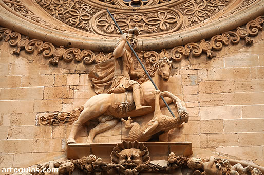Estatua ecuestre de San Jorge alanceando al dragón