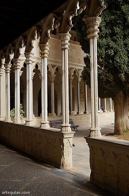 Arquerías del claustro gótico de San Francisco