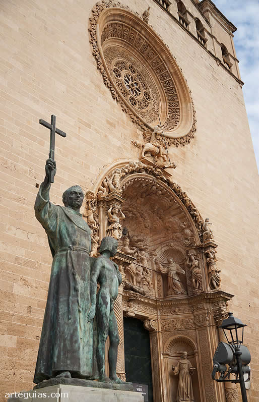 Fachada de la iglesia