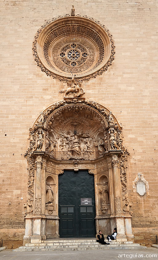 Monumental fachada barroca que reemplazó a la original
