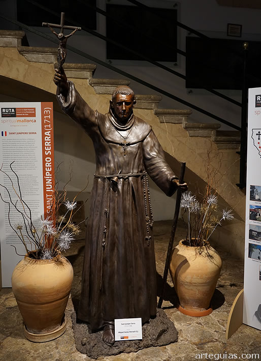 Estatua de Fray Junípero Serra en una de las dependencias del antiguo convento