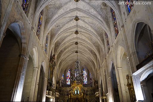 Interior de la iglesia gótica franciscana