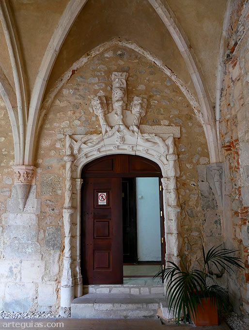 Puerta manuelina que se abre en una de las pandas del claustro