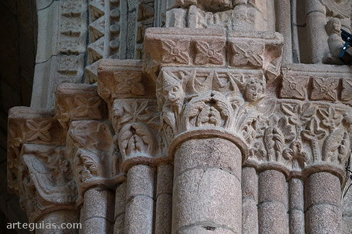 San Francisco de Betanzos destaca por su amplia colecci&oacute;n de capiteles y de relieves figurados