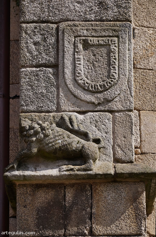 Exterior con escudo y relieve de un le&oacute;n