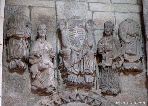 La iglesia de San Francisco tiene mucha escultura: Cristo en Majestad y el Tetramorfos