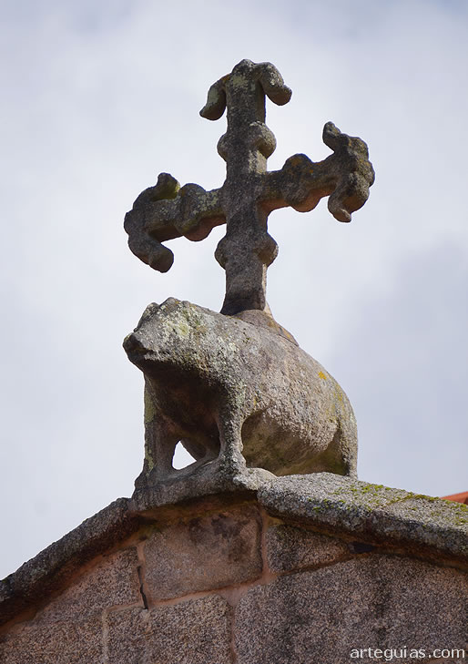 Antefija con una cruz flordelisada sobre un jabal&iacute;