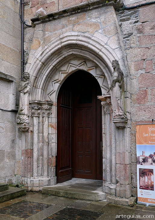 Puerta sur de la iglesia de San Francisco de Betanzos
