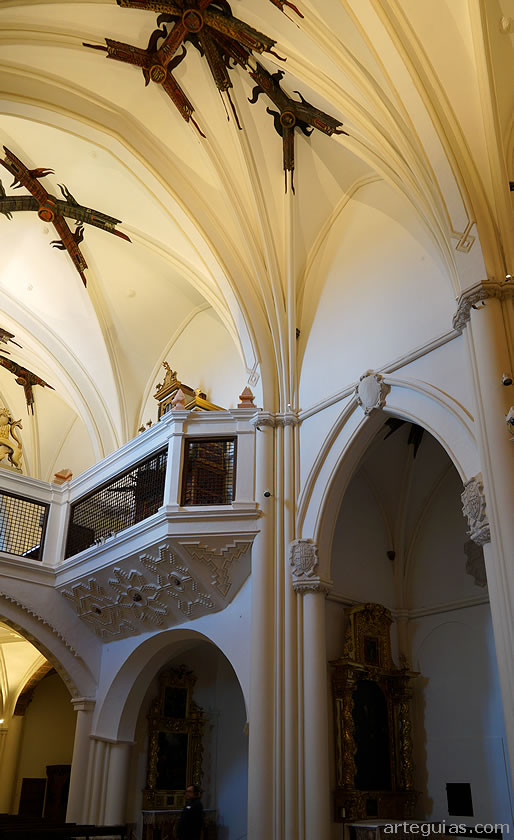 Interior de la iglesia g&oacute;tica del Convento de clarisas