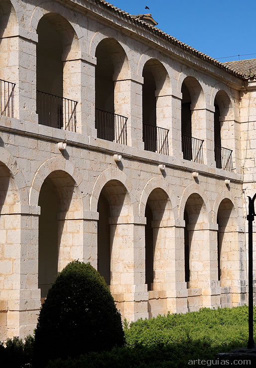 El renacimiento del Patio del Vergel se aprecia en sus arquer&iacute;a austeras