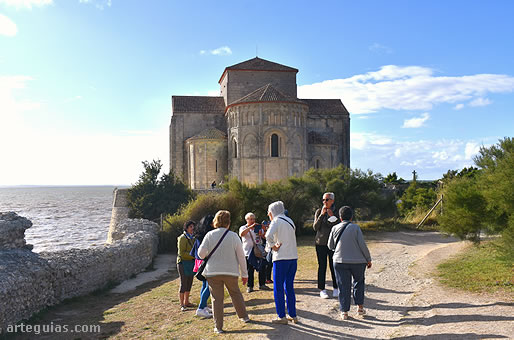 Parte de nuestro grupo ante la iglesia rom&aacute;nica de Talmont-sur-Gironde