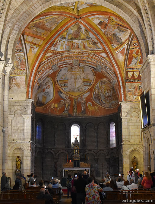 Admirando las pinturas de  Saint Saveur de  Saint Macaire