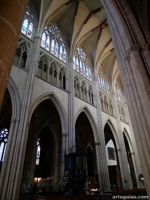 Nave central de la catedral de Bayona