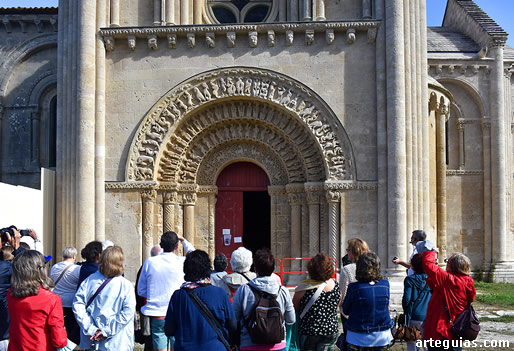 Explicaciones sobre la puerta sur de San Pedro de Aulnay