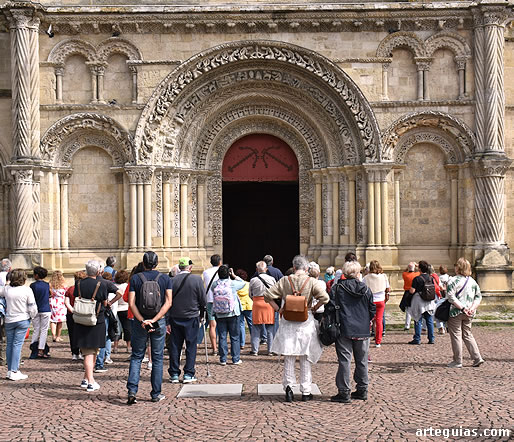 En la fachada oeste de Santa Cruz de Burdeos