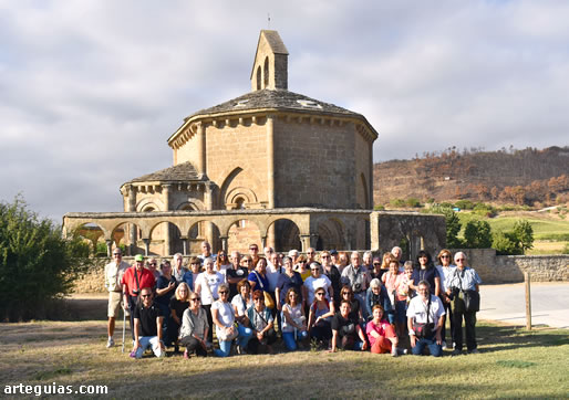 Posando ante la iglesia de Santa Mar&iacute;a de Eunate