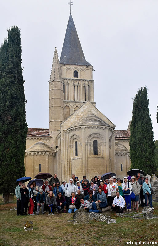 Foto de familia bajo la lluvia en San Pedro de Aulnay