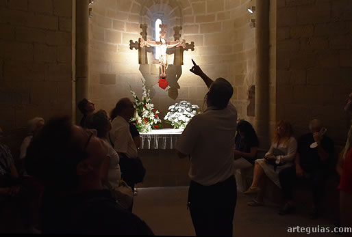 Explicaciones en la iglesia del Santo Sepulcro de Torres del R&iacute;o
