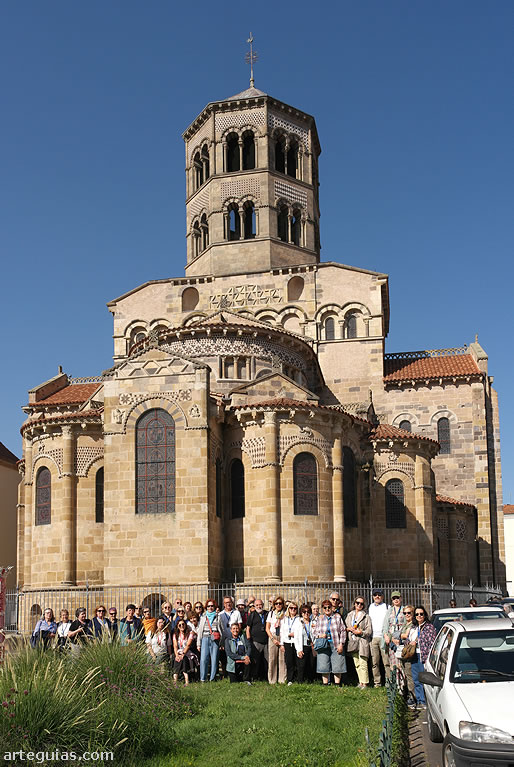 Fotograf&iacute;a de familia ante la enorme iglesia de Issoire