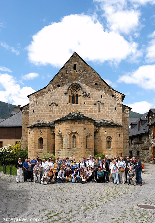 Fot de familia en la iglesia de Betr&eacute;n