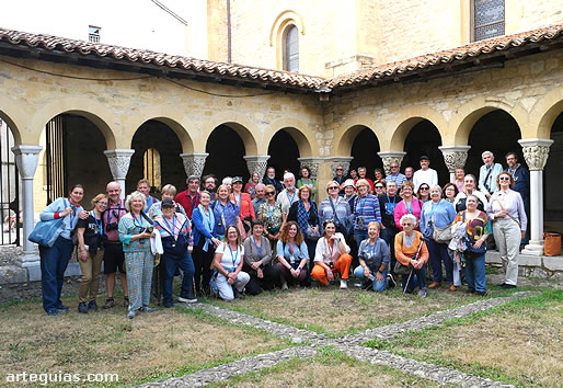 Foto de familia en el claustro de Saint Gaudens