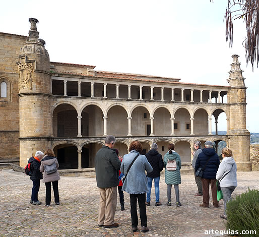 Explicaciones frente a la Galer&iacute;a de Carlos V de  Alc&aacute;ntara