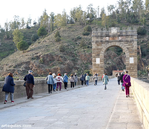 Domingo por la tarde: paseamos atravesando los casi 200 metros de longitud del puente romano de Alc&aacute;ntara