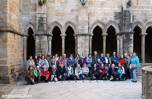 Foto de familia en el claustro de la Catedral Vieja de Plasencia