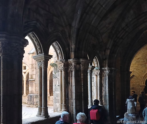 Recorriendo el claustro de la Catedral Vieja