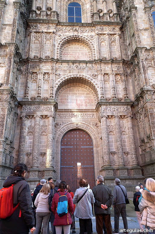 Explicaciones ante la Catedral Nueva de Plasencia