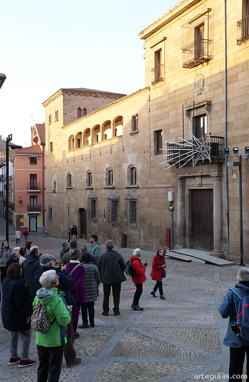 Al atardecer recorrimos numerosas calles y monumentos placentinos