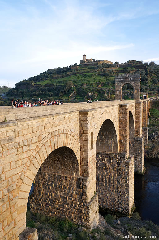 Foto de recerdo de nuestro grupo, posando en el puente romano
